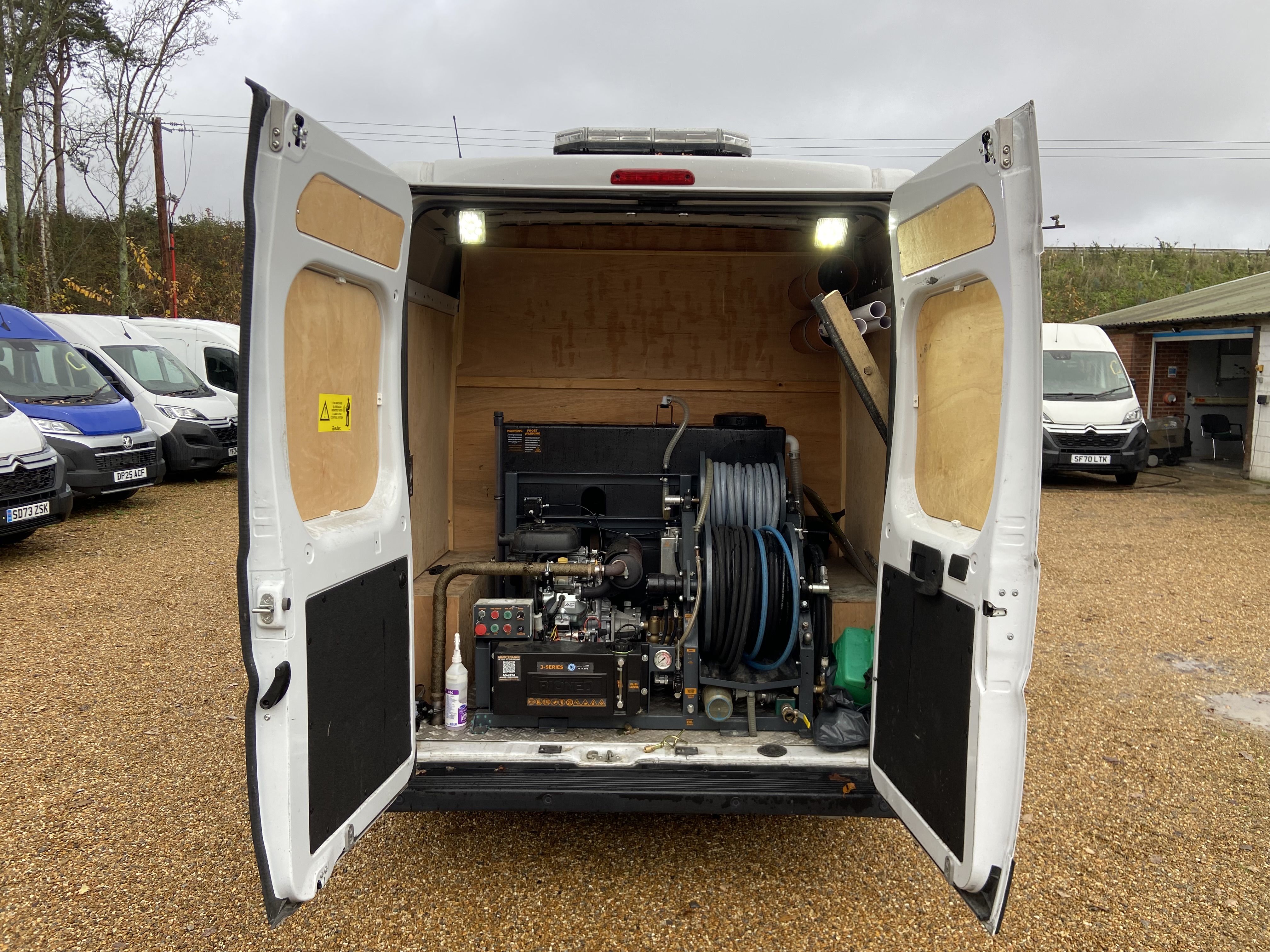 Drainage van interior with jetting unit and storage tanks
